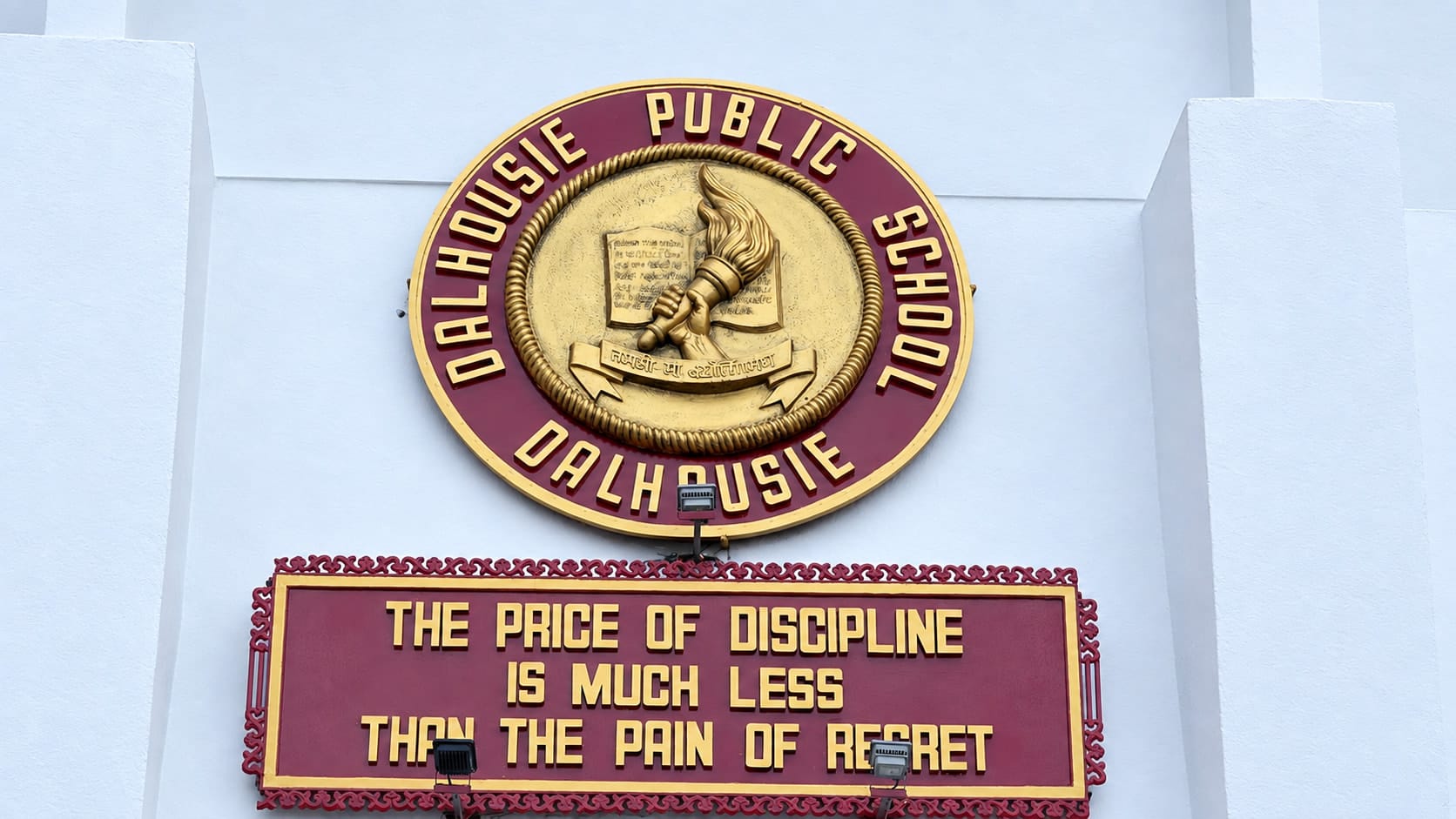 The Dalhousie Public School crest and motto